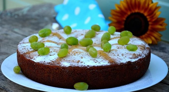 Шарлотка медовая с виноградом