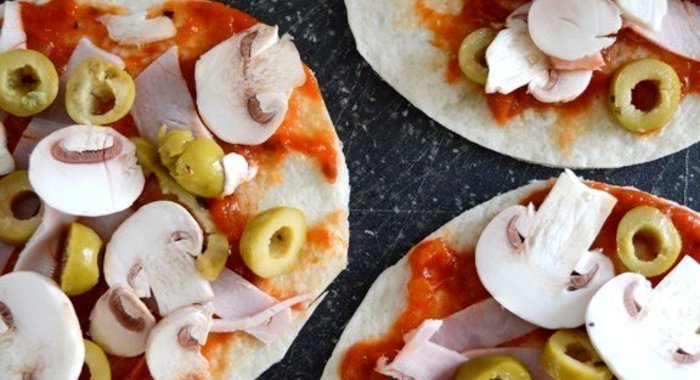 Быстрая пицца с оливками на лепешках