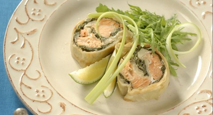 Рулет из лосося и шпината