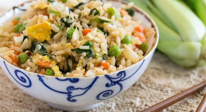 Жареный рис с овощами