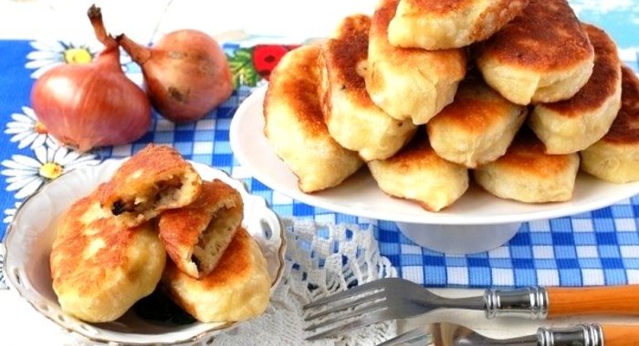 Пирожки с картофелем, луком и грибами жареные