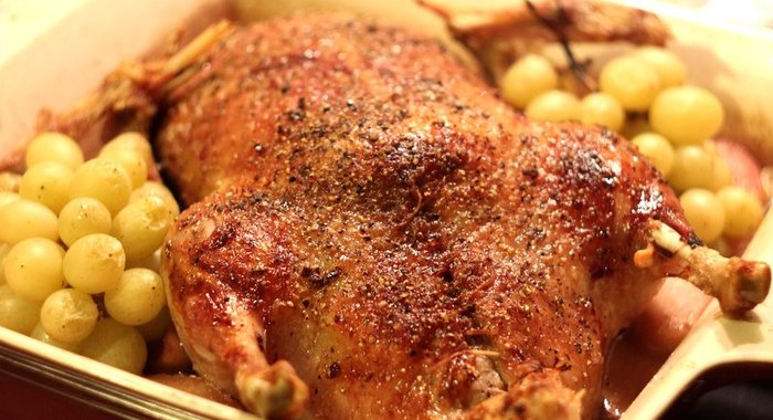 Утка с яблоками, виноградом и красным вином