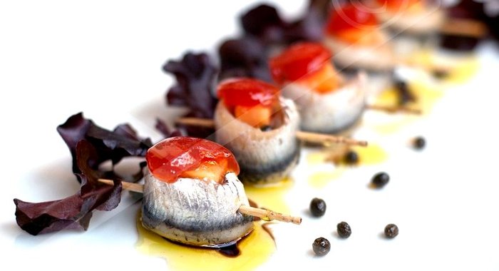 Пинчосы из маринованной кильки, папайи и томатного мармелада