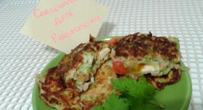 Кабачковые оладьи с начинкой из сыра и помидоров