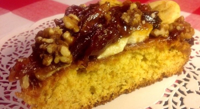 Кукурузный пирог с фруктами и орехами