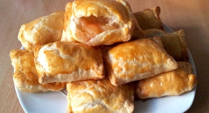 Пирожки с яблоками из слоеного теста