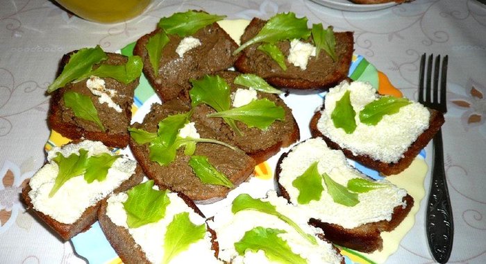 Бутерброды с рыбным паштетом и икрой мойвы