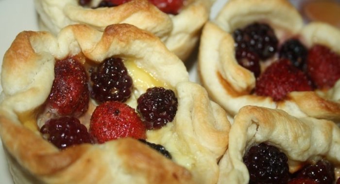 Корзинки с адыгейским сыром и ягодами