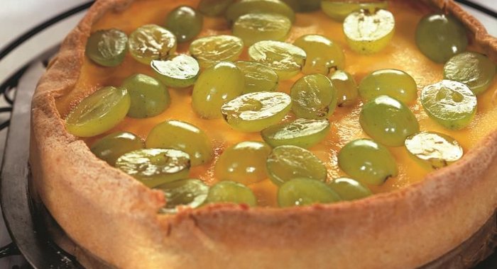 Торт с яичным кремом и виноградом