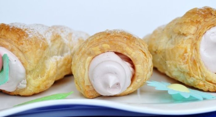 Трубочки с белково-вишневым кремом.