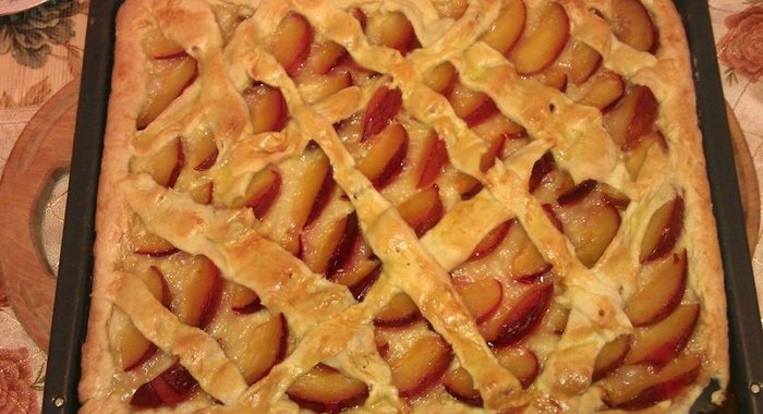 Пирог с красными сливами