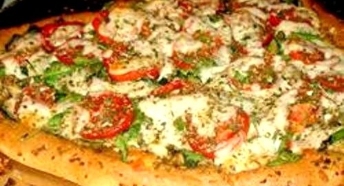 Пицца в виде сердца с овощами и пепперони