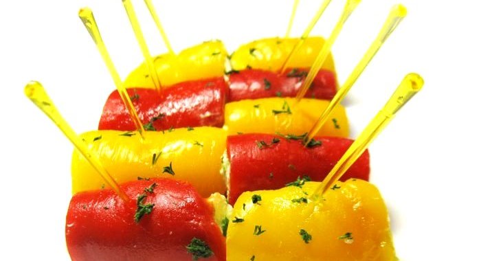 Рулетики из печеного перца с сырным кремом