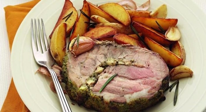 Свиной окорок в ароматной шубе