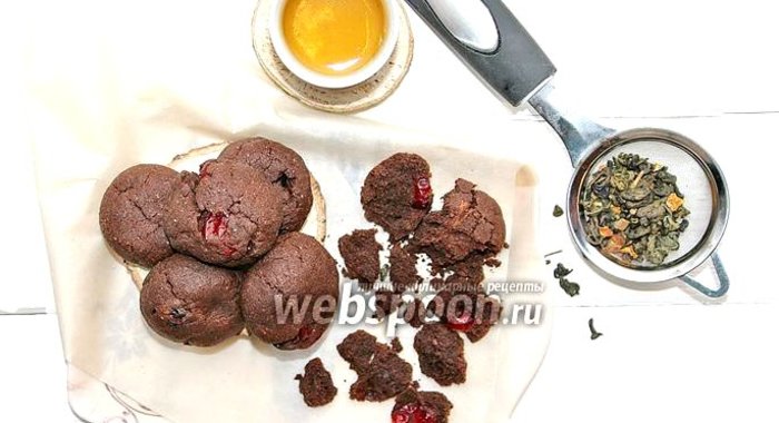 Шоколадное печенье с вишней