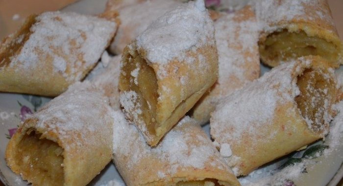 Рулетики с яблоком из творожного теста