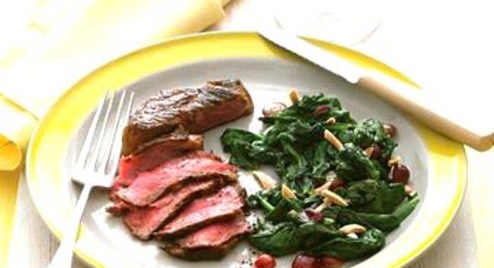 Стейк со шпинатом, виноградом и миндалем
