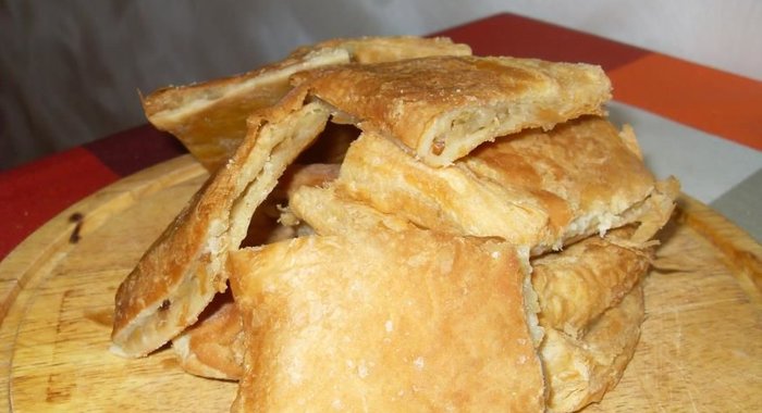 Слоеные пирожки с луком