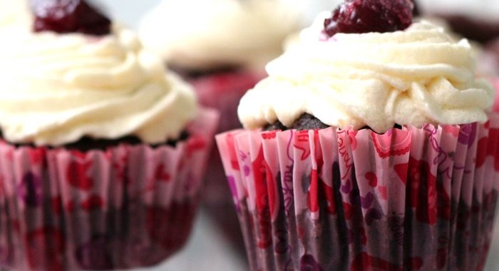 Шоколадные кексы с творожным кремом и вишней