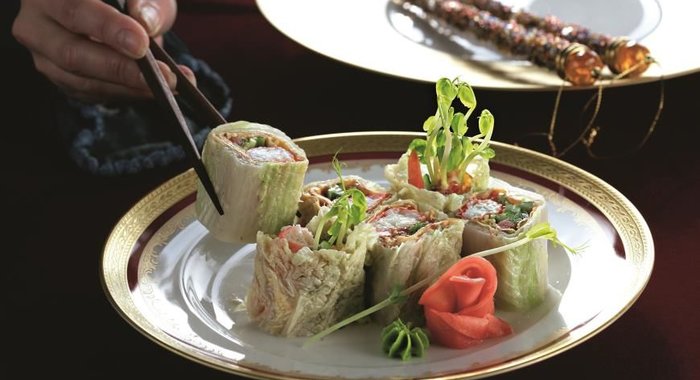 Крабы в омлете и китайской капусте