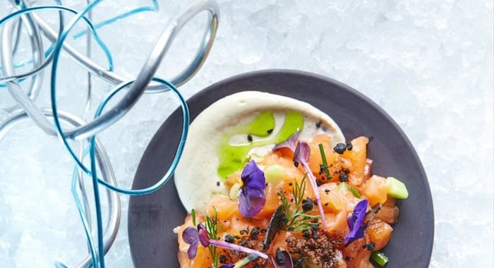 Тартар из лосося со свежим огурцом на креме из печеных баклажанов