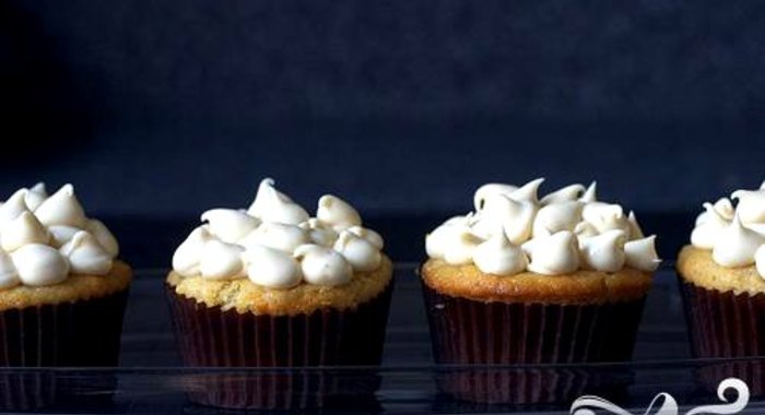 Маффины с персиками и сливочной глазурью