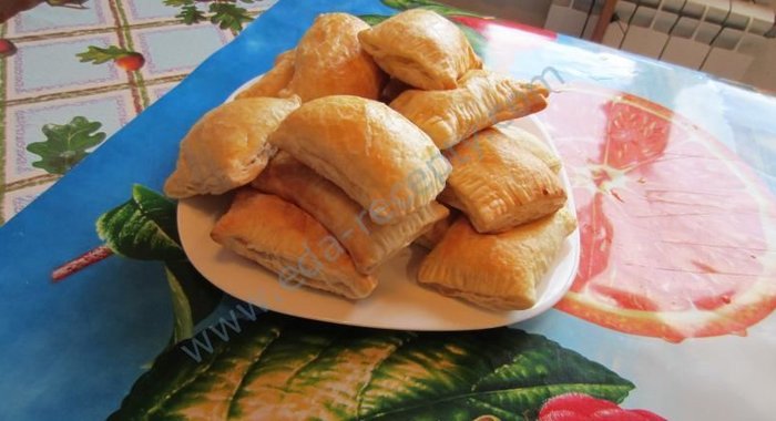 Пирожки из слоеного теста в духовке с яичной начинкой