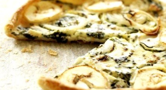 Пицца с утиным мясом, зеленым луком и соусом хойсин