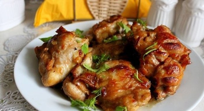 Жареное куриное филе в медово-соевом маринаде с оливками