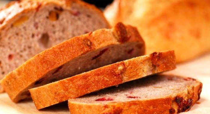 Клубничный хлеб с орехами