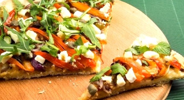 Пицца с жареным чесноком и сыром Фета