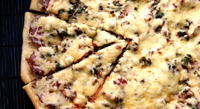 Пицца с фаршем и колбасой