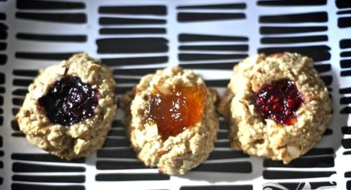 Миндально-овсяное печенье с джемом