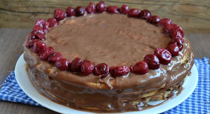 Шоколадный торт с вишней