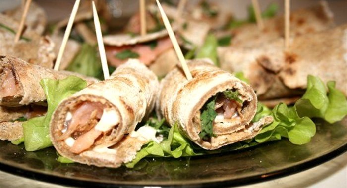 Ржаные рулетики с семгой