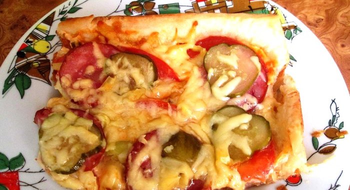 Пицца с колбасой и болгарским перцем