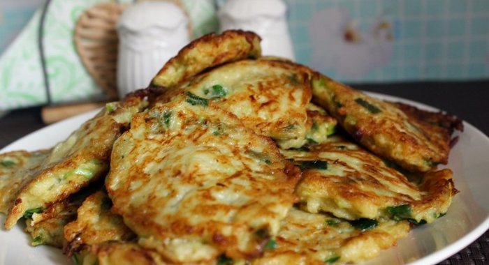 Кабачковые оладьи с зеленым луком