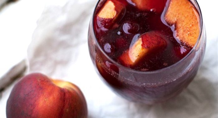 Вино красное с фруктами