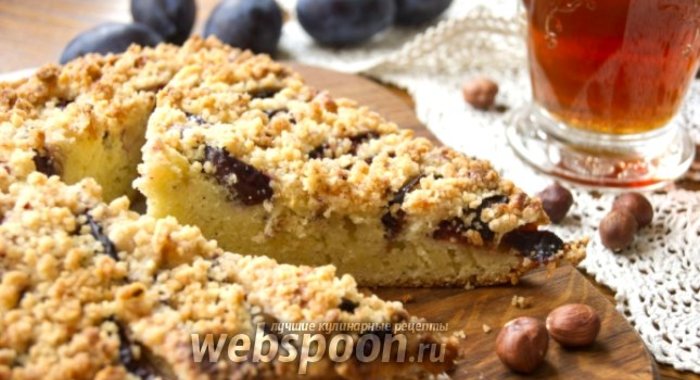 Пирог со сливами и фундуком