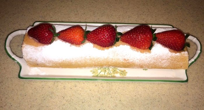 Бисквитный рулет с клубникой