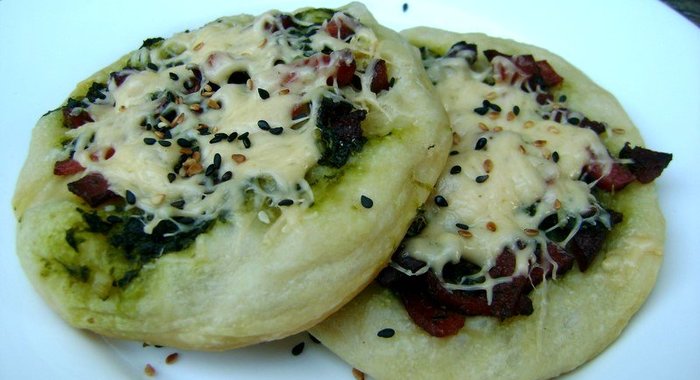 Мини-пицца со шпинатом и салями