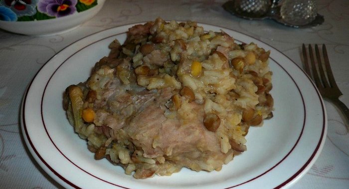 Свиное рагу с горохом и чечевицей