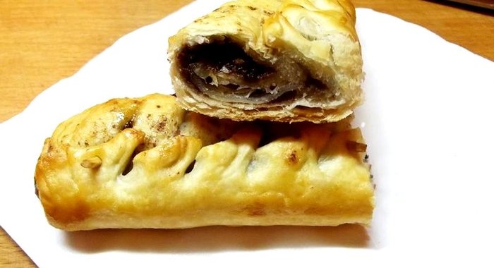 Рулет из слоеного теста с шоколадом