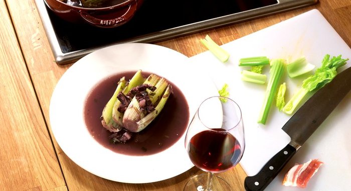 Сельдерей с вином и беконом