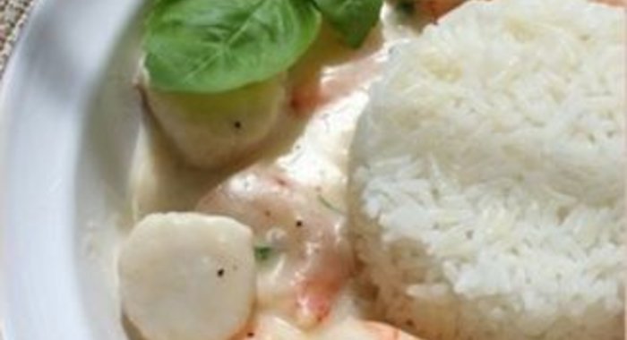 Креветки и гребешки в соусе из крем-фреша