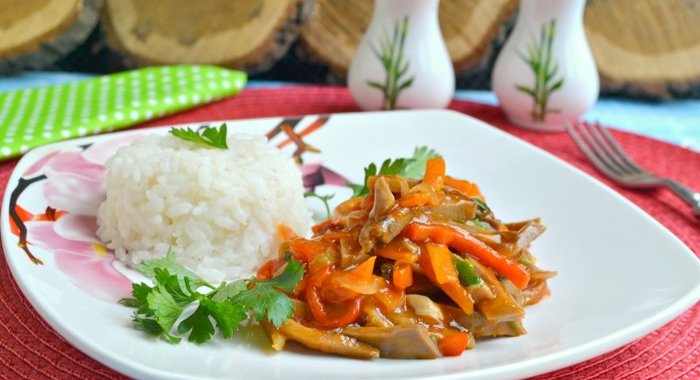 Свиной язык с овощами в томатно-соевом соусе по-китайски