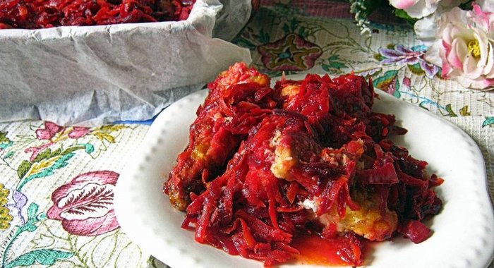 Хек под свекольным маринадом
