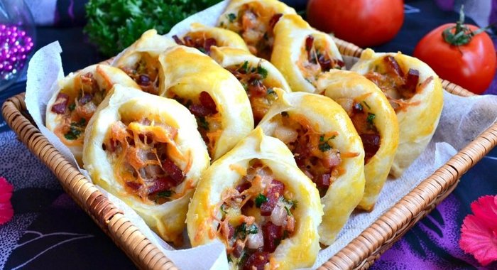 Пирожки Погача с колбасой и сыром