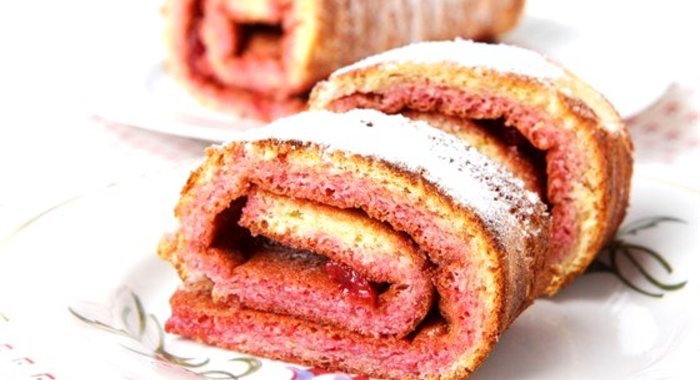 Сладкий рулет с джемом