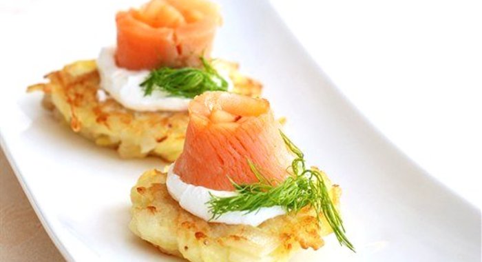 Картофельные латкес с копченым лососем, икрой и кремом-фреш с эстрагоном